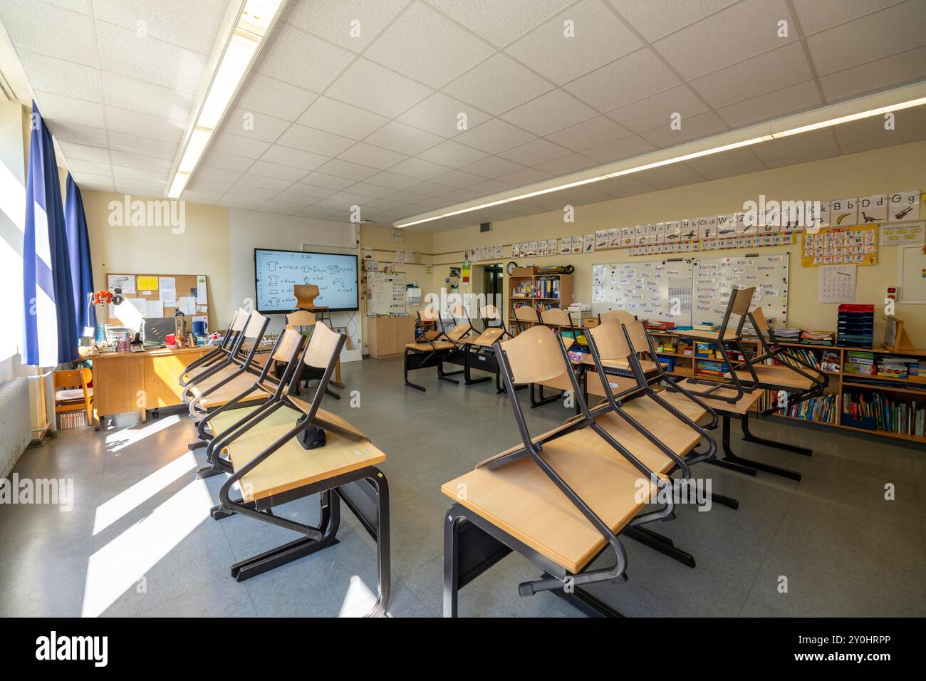 Classe di quarto grado, dopo la scuola, l'edificio è più vecchio ma in buone condizioni, materiali didattici moderni, lavagna interattiva digitale, Foto Stock