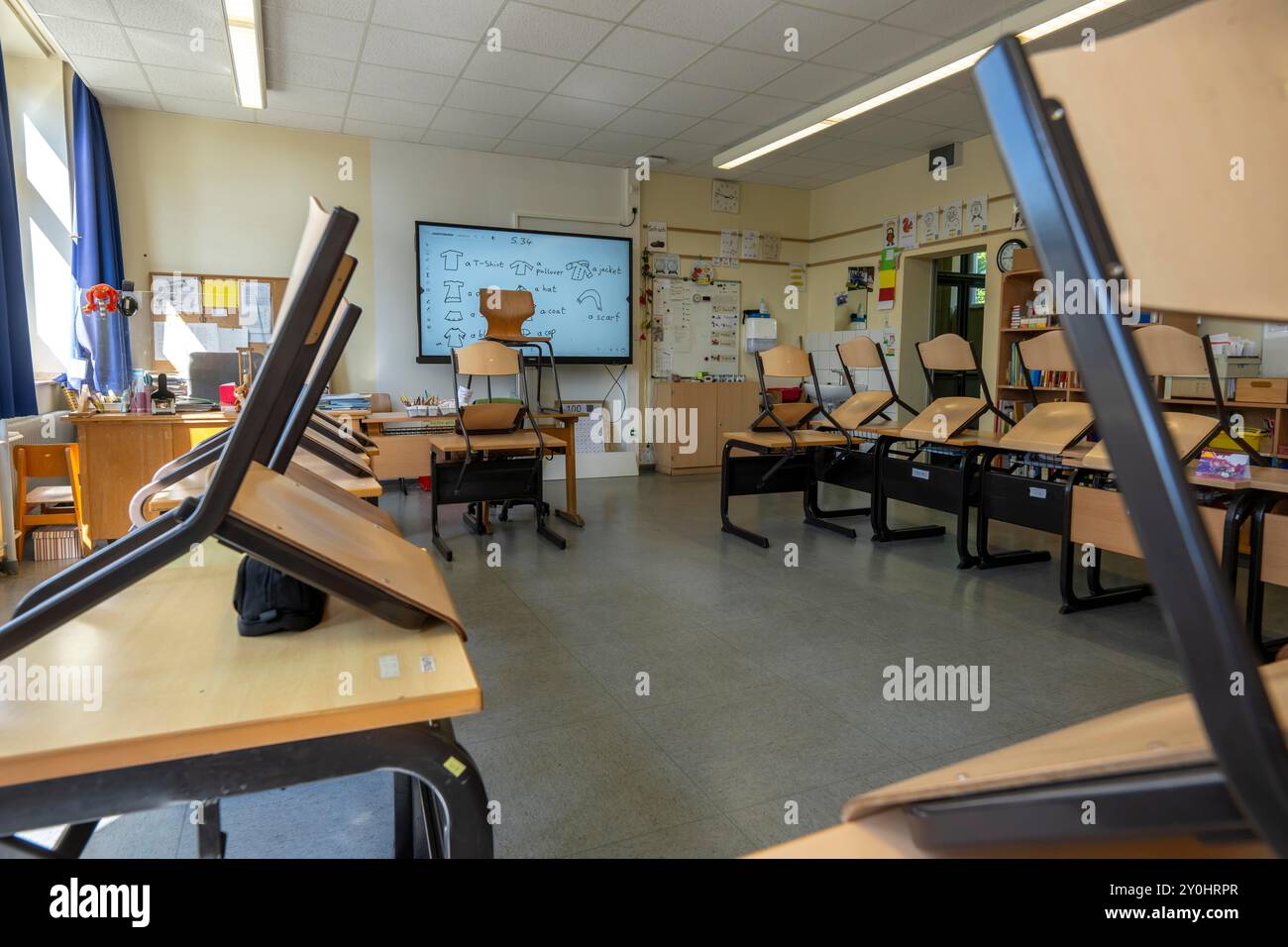 Classe di quarto grado, dopo la scuola, l'edificio è più vecchio ma in buone condizioni, materiali didattici moderni, lavagna interattiva digitale, Foto Stock
