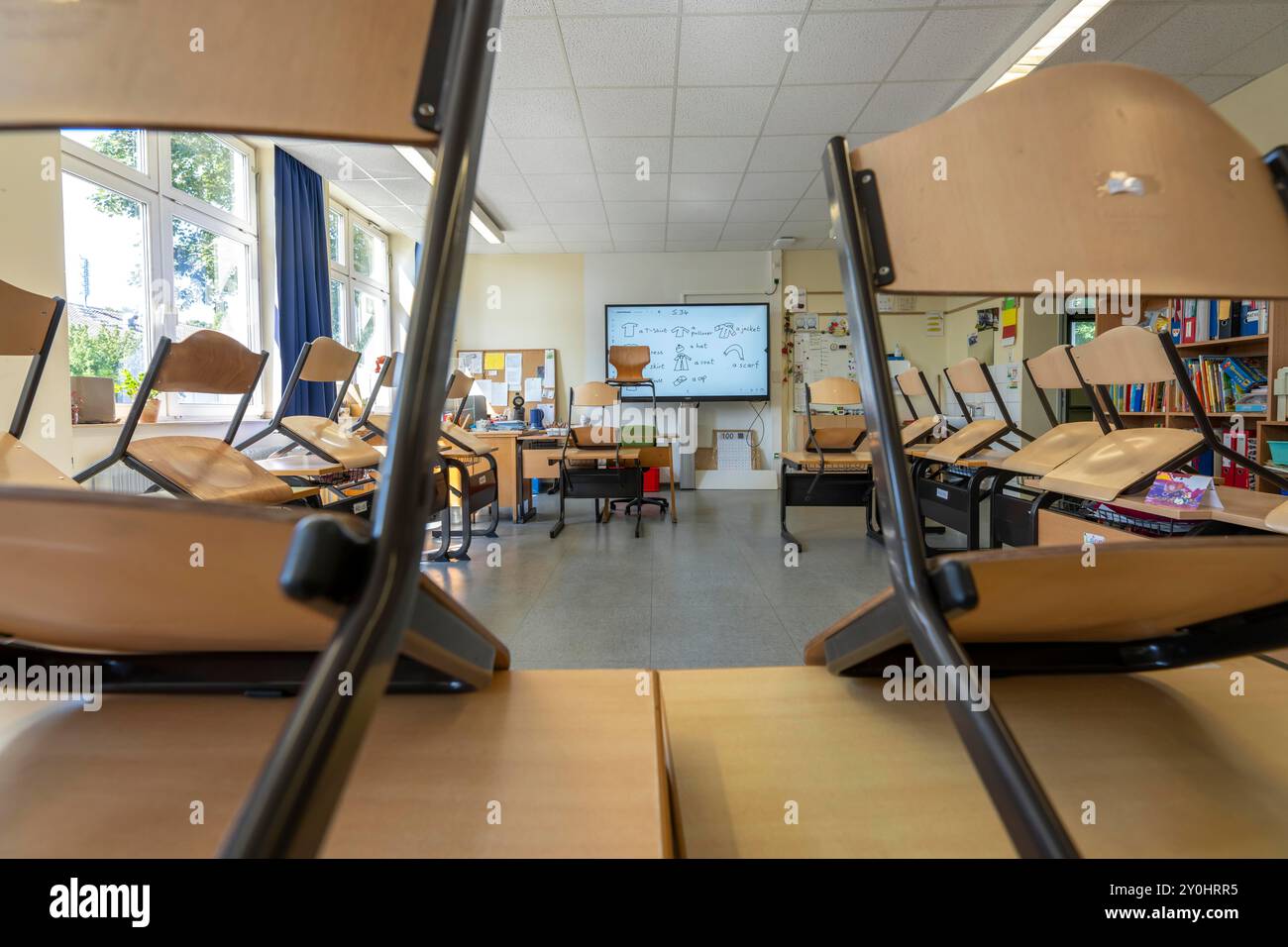 Classe di quarto grado, dopo la scuola, l'edificio è più vecchio ma in buone condizioni, materiali didattici moderni, lavagna interattiva digitale, Foto Stock