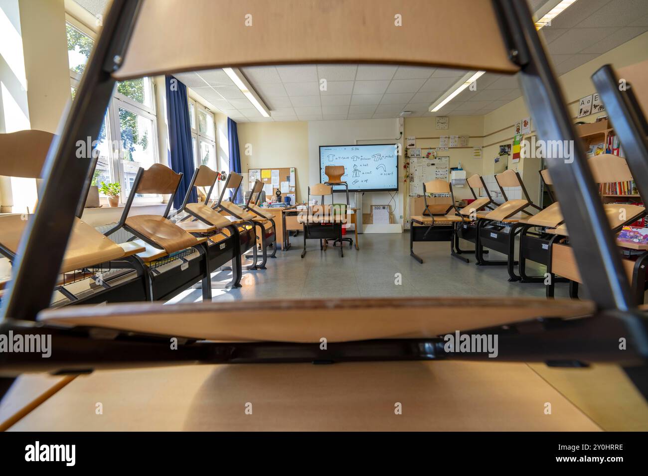 Classe di quarto grado, dopo la scuola, l'edificio è più vecchio ma in buone condizioni, materiali didattici moderni, lavagna interattiva digitale, Foto Stock