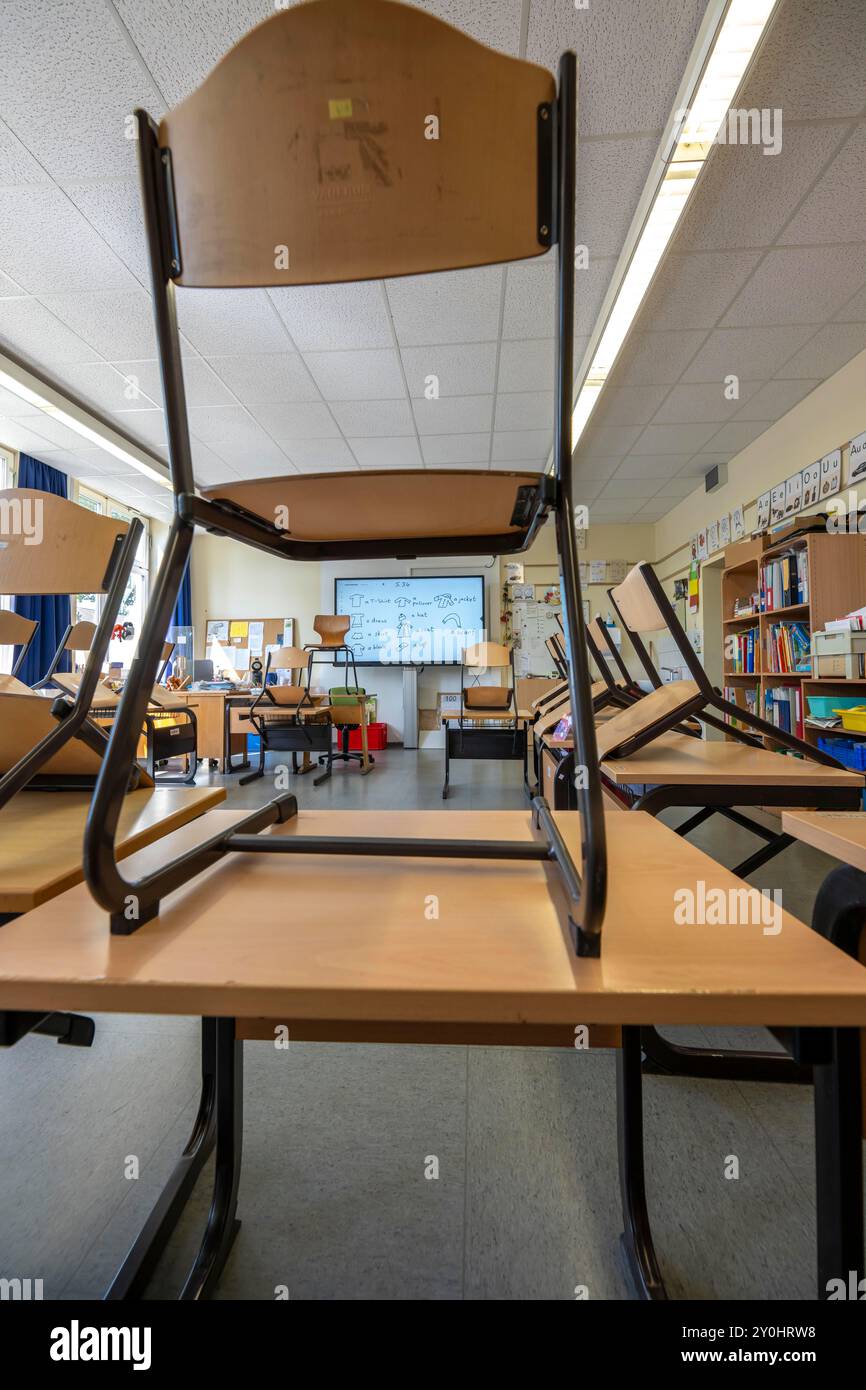 Classe di quarto grado, dopo la scuola, l'edificio è più vecchio ma in buone condizioni, materiali didattici moderni, lavagna interattiva digitale, Foto Stock