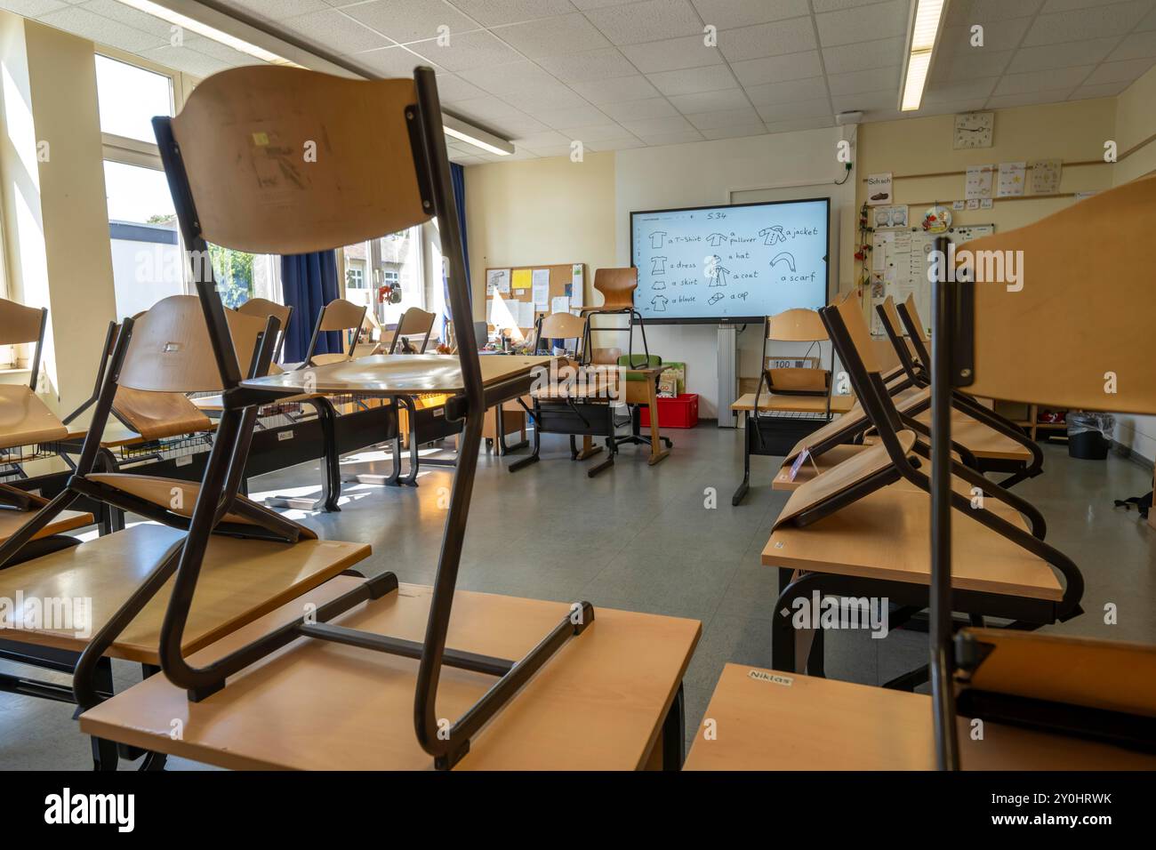 Classe di quarto grado, dopo la scuola, l'edificio è più vecchio ma in buone condizioni, materiali didattici moderni, lavagna interattiva digitale, Foto Stock