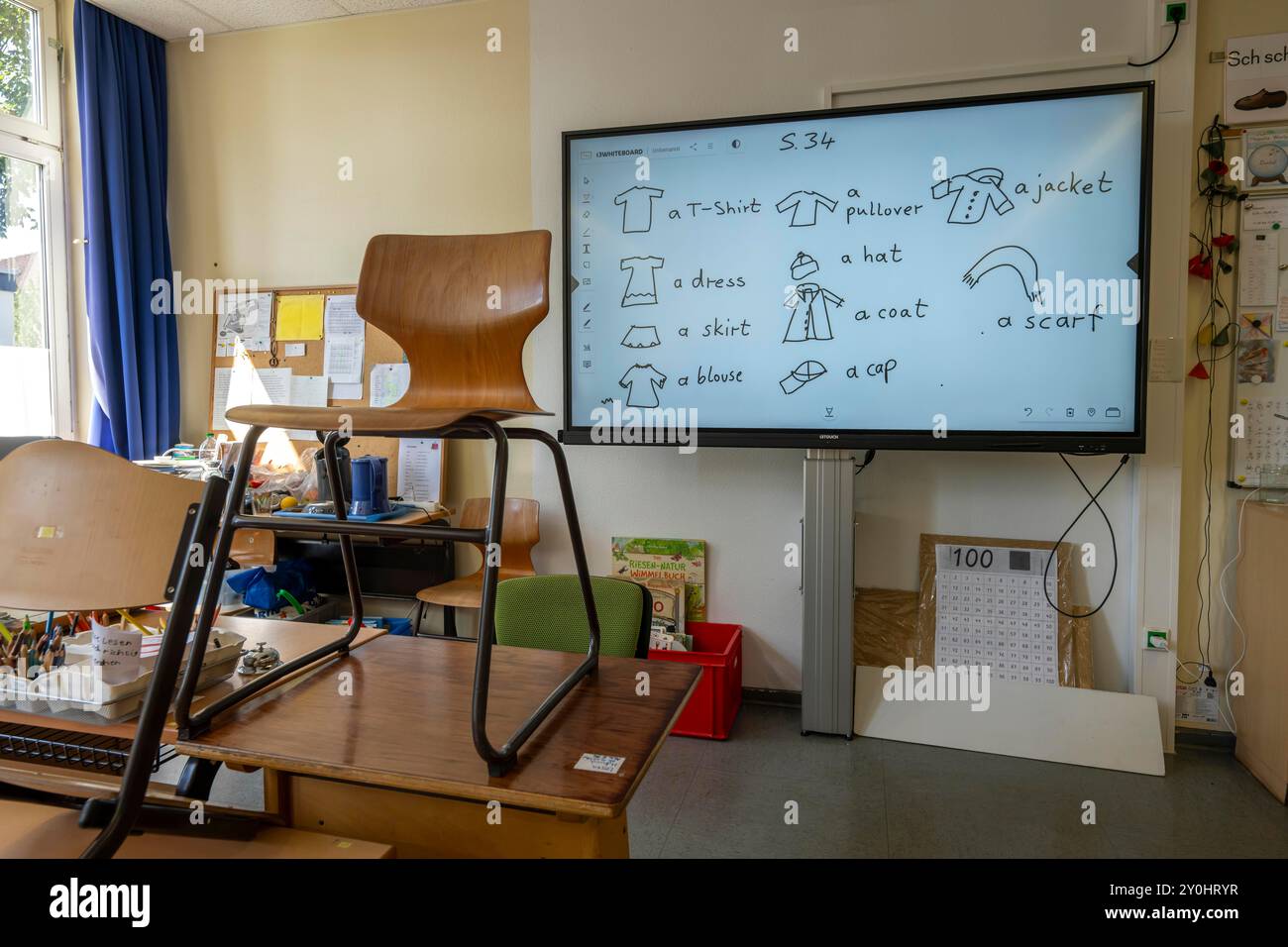 Classe di quarto grado, dopo la scuola, l'edificio è più vecchio ma in buone condizioni, materiali didattici moderni, lavagna interattiva digitale, Foto Stock