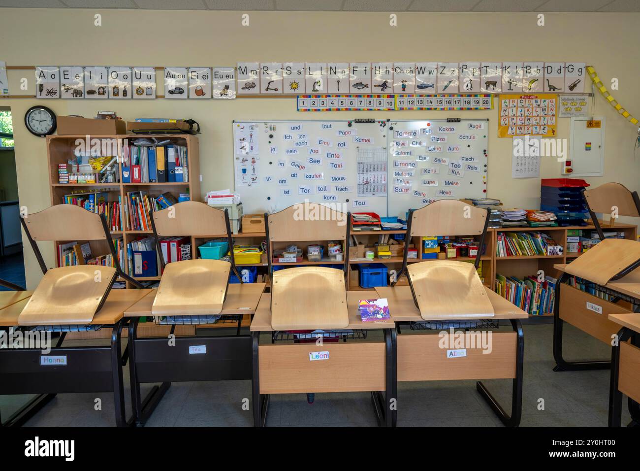 Classe di quarta elementare, dopo la scuola, l'edificio è più vecchio ma in buone condizioni, materiali didattici moderni, Foto Stock