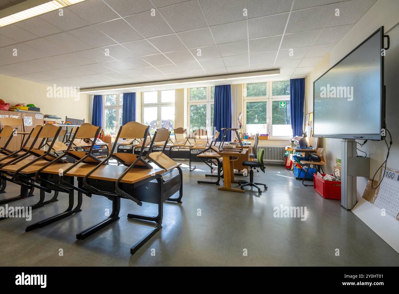 Classe di quarto grado, dopo la scuola, l'edificio è più vecchio ma in buone condizioni, materiali didattici moderni, lavagna interattiva digitale, Foto Stock