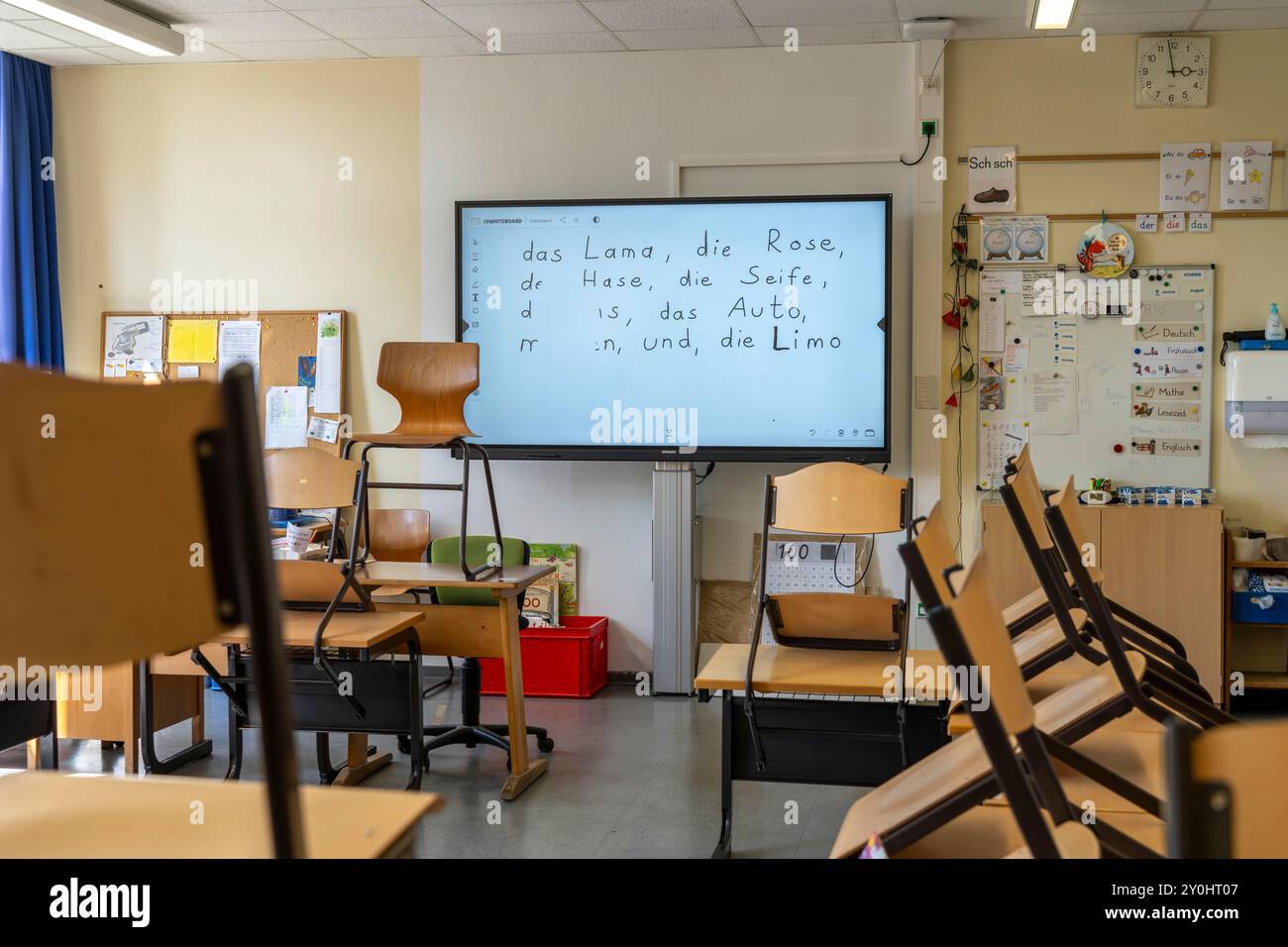 Classe di quarto grado, dopo la scuola, l'edificio è più vecchio ma in buone condizioni, materiali didattici moderni, lavagna interattiva digitale, Foto Stock