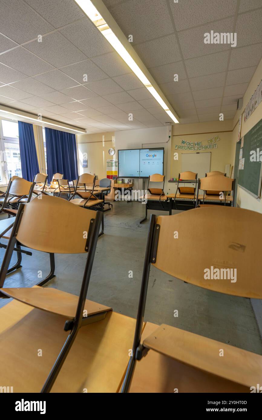 Classe di quarto grado, dopo la scuola, l'edificio è più vecchio ma in buone condizioni, materiali didattici moderni, lavagna interattiva digitale, Foto Stock