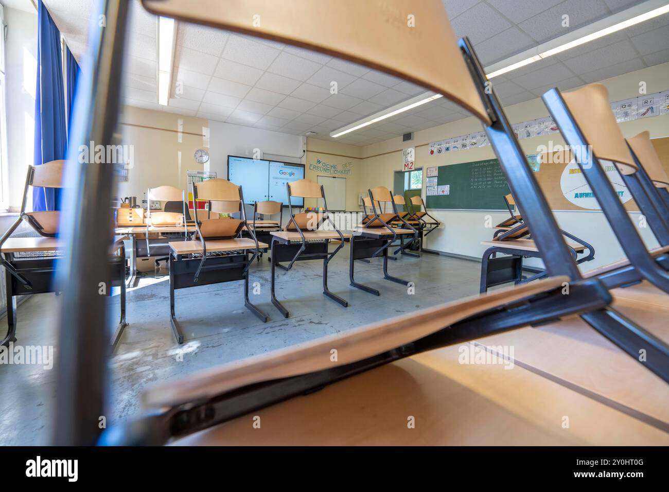 Classe di quarto grado, dopo la scuola, l'edificio è più vecchio ma in buone condizioni, materiali didattici moderni, lavagna interattiva digitale, Foto Stock