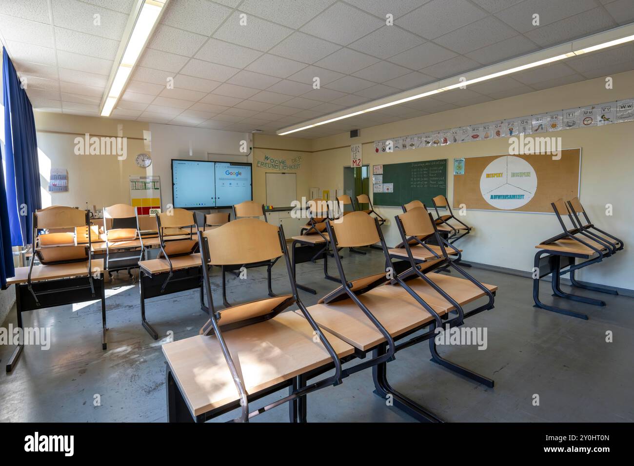 Classe di quarto grado, dopo la scuola, l'edificio è più vecchio ma in buone condizioni, materiali didattici moderni, lavagna interattiva digitale, Foto Stock