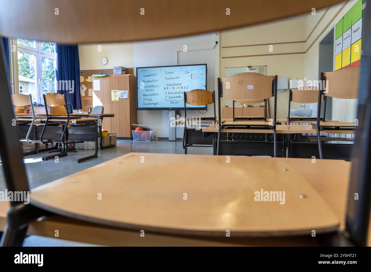 Classe di quarto grado, dopo la scuola, l'edificio è più vecchio ma in buone condizioni, materiali didattici moderni, lavagna interattiva digitale, Foto Stock