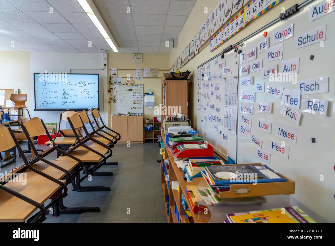 Classe di quarto grado, dopo la scuola, l'edificio è più vecchio ma in buone condizioni, materiali didattici moderni, lavagna interattiva digitale, Foto Stock