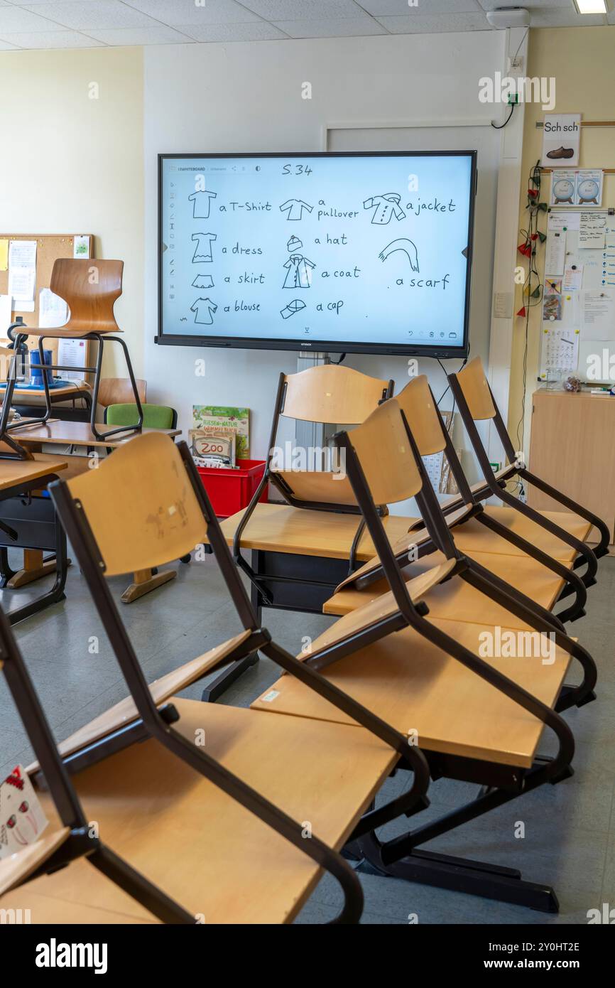 Classe di quarto grado, dopo la scuola, l'edificio è più vecchio ma in buone condizioni, materiali didattici moderni, lavagna interattiva digitale, Foto Stock