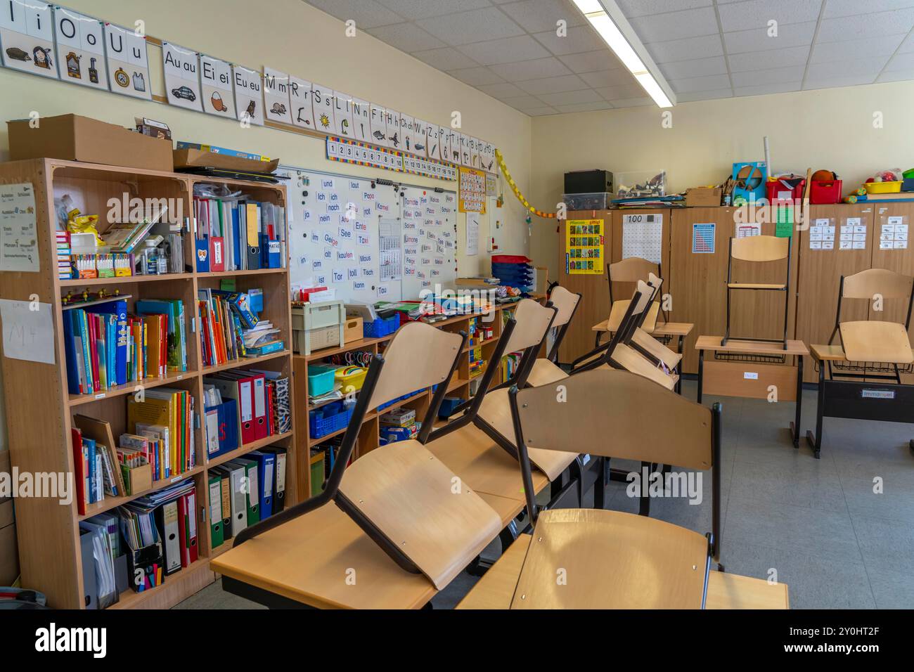 Classe di quarta elementare, dopo la scuola, l'edificio è più vecchio ma in buone condizioni, materiali didattici moderni, Foto Stock