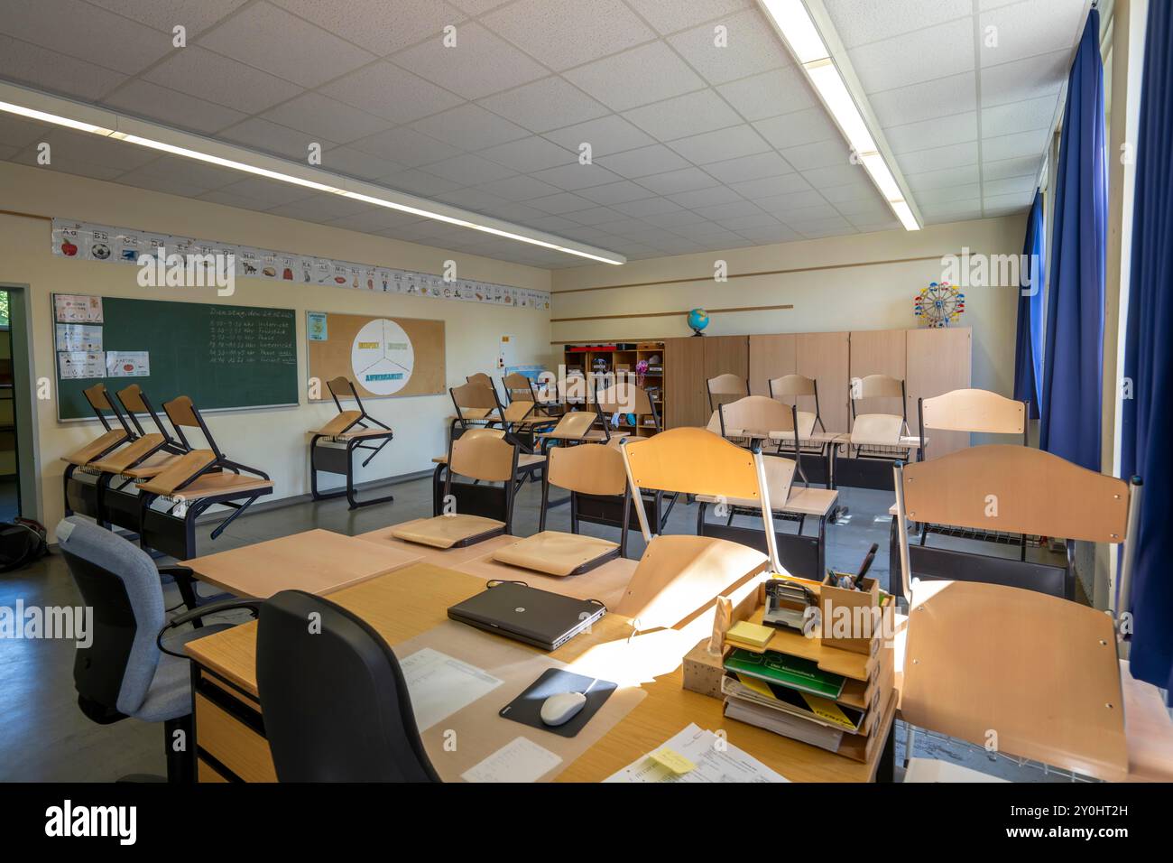 Classe di quarta elementare, dopo la scuola, l'edificio è più vecchio ma in buone condizioni, materiali didattici moderni, Foto Stock