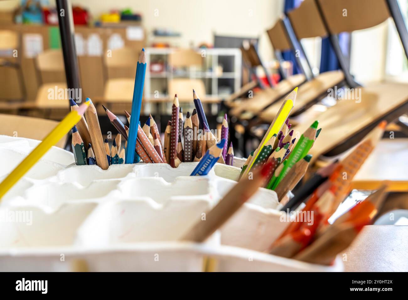 Classe di quarta elementare, dopo la scuola, l'edificio è più vecchio ma in buone condizioni, matite colorate, Foto Stock