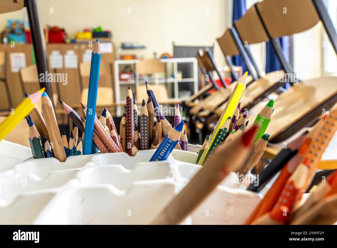 Classe di quarta elementare, dopo la scuola, l'edificio è più vecchio ma in buone condizioni, matite colorate, Foto Stock
