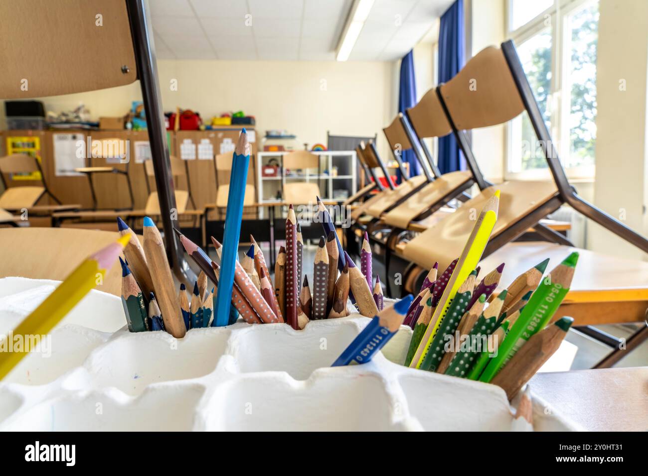 Classe di quarta elementare, dopo la scuola, l'edificio è più vecchio ma in buone condizioni, matite colorate, Foto Stock