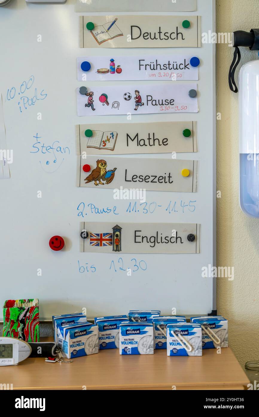 Classe di quarto grado, dopo la scuola, l'edificio è più vecchio ma in buone condizioni, pasti scolastici, latte UHT, Foto Stock