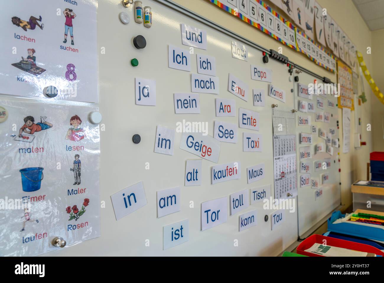Classe di quarto grado, dopo la scuola, l'edificio è più vecchio ma in buone condizioni, apprendimento delle lingue, grammatica, parole, lingua, vocabolario, Foto Stock