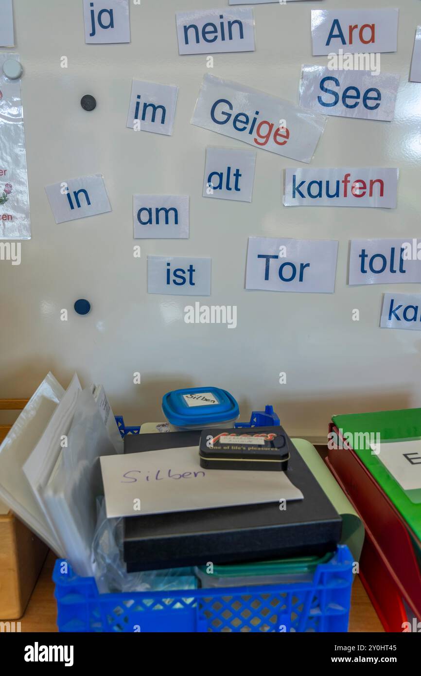 Classe di quarto grado, dopo la scuola, l'edificio è più vecchio ma in buone condizioni, apprendimento delle lingue, grammatica, parole, lingua, vocabolario, Foto Stock