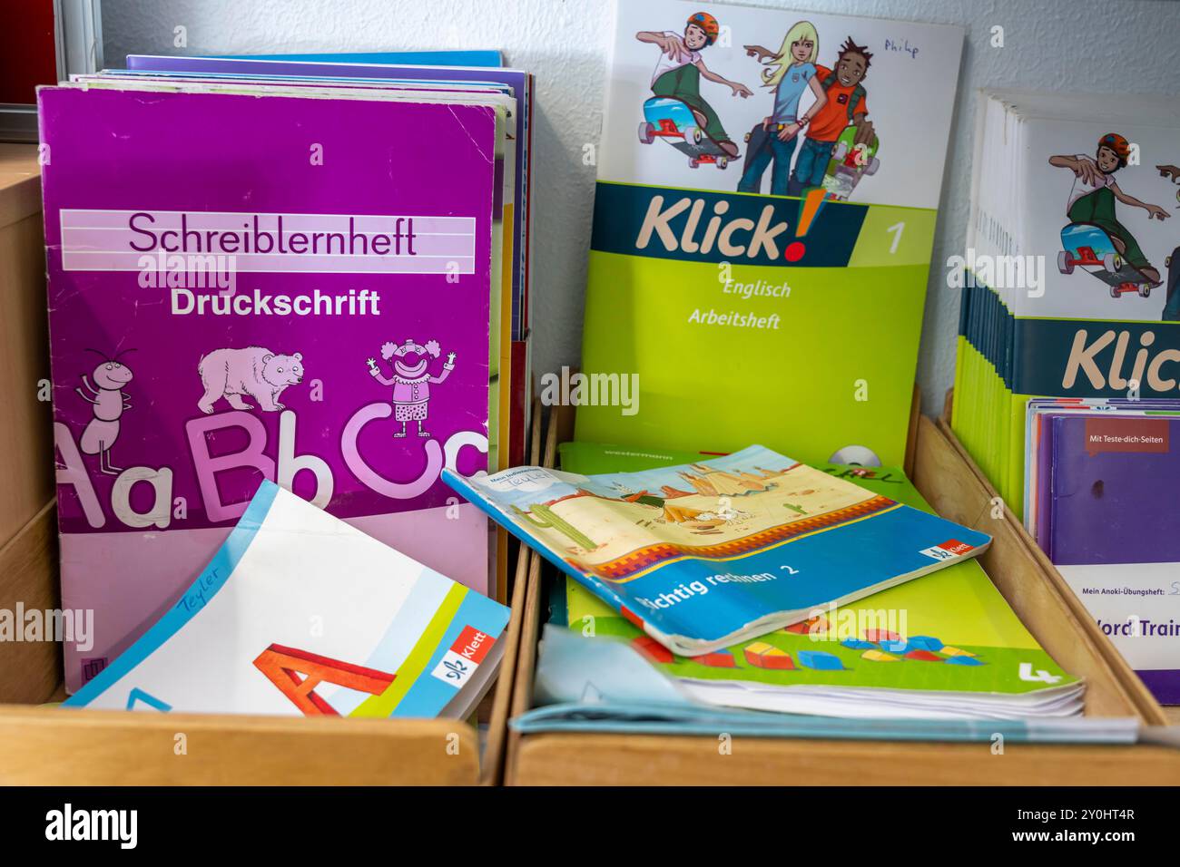 Classe di quarta elementare, dopo la scuola, l'edificio è più vecchio ma in buone condizioni, libri di testo, lingua, Foto Stock