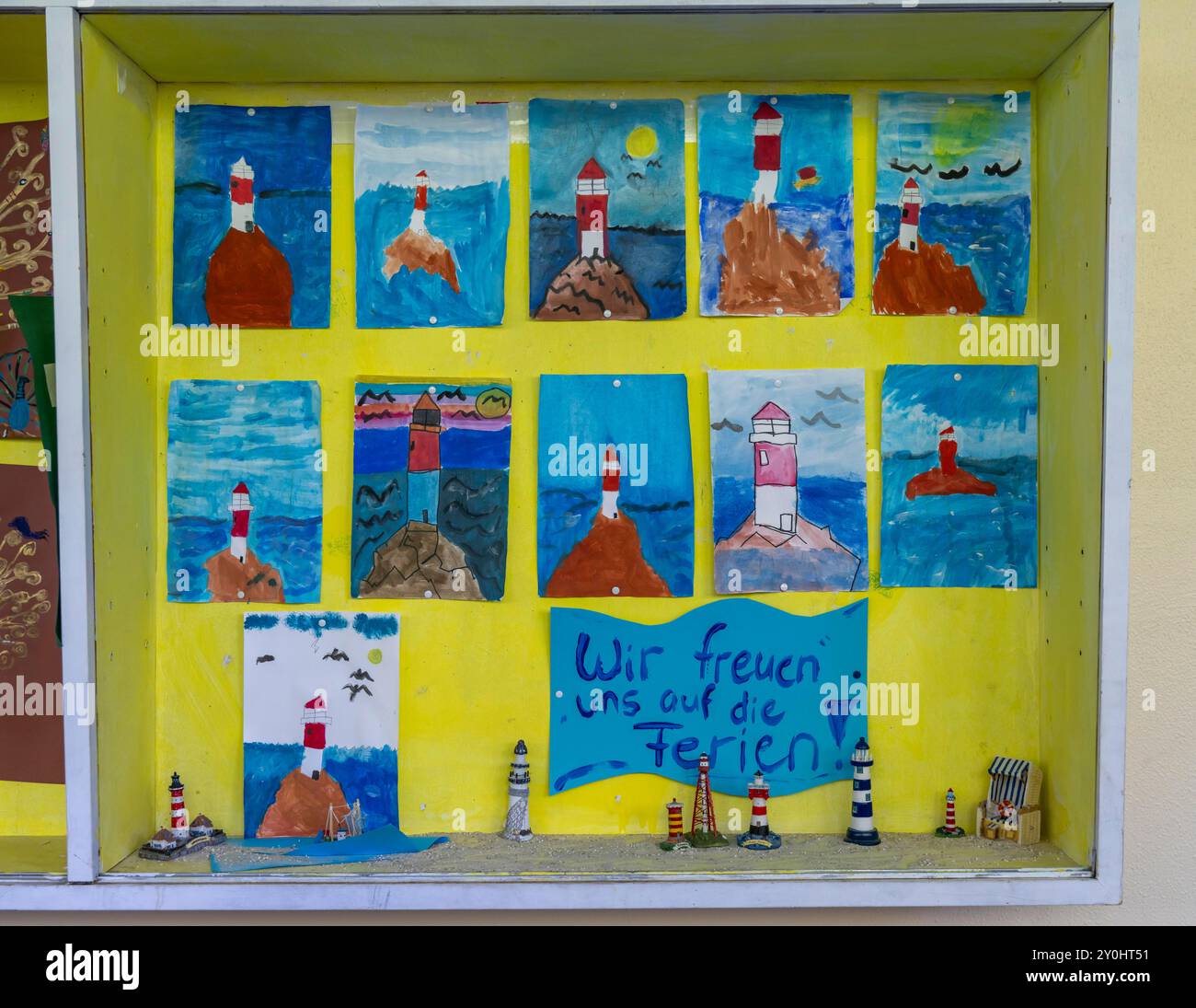 Classe di quarta elementare, dopo la scuola, l'edificio è più vecchio ma in buone condizioni, attività artistica all'inizio della vacanza, Foto Stock