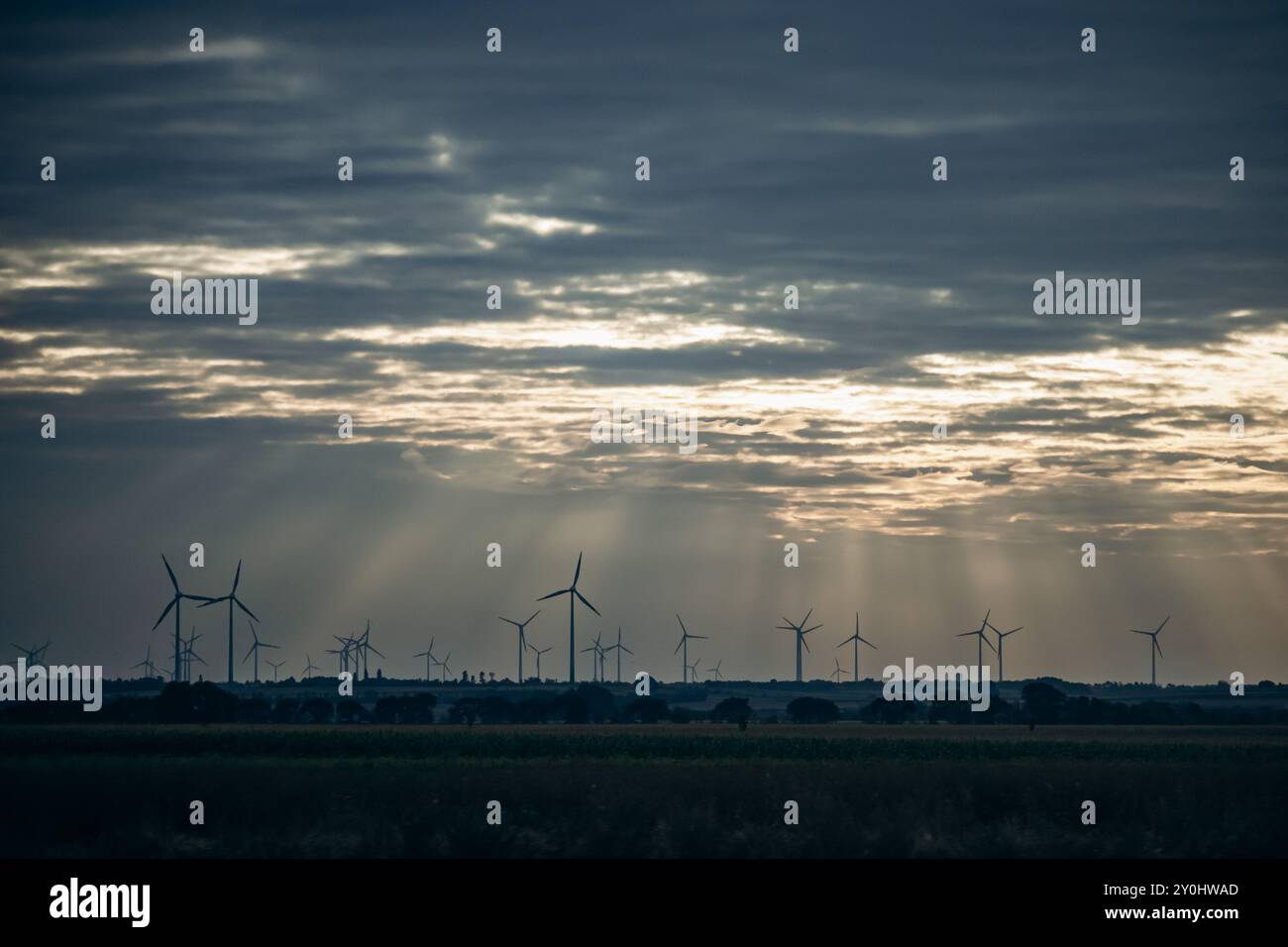 Turbine eoliche nei campi in Austria in una serata nuvolosa Foto Stock