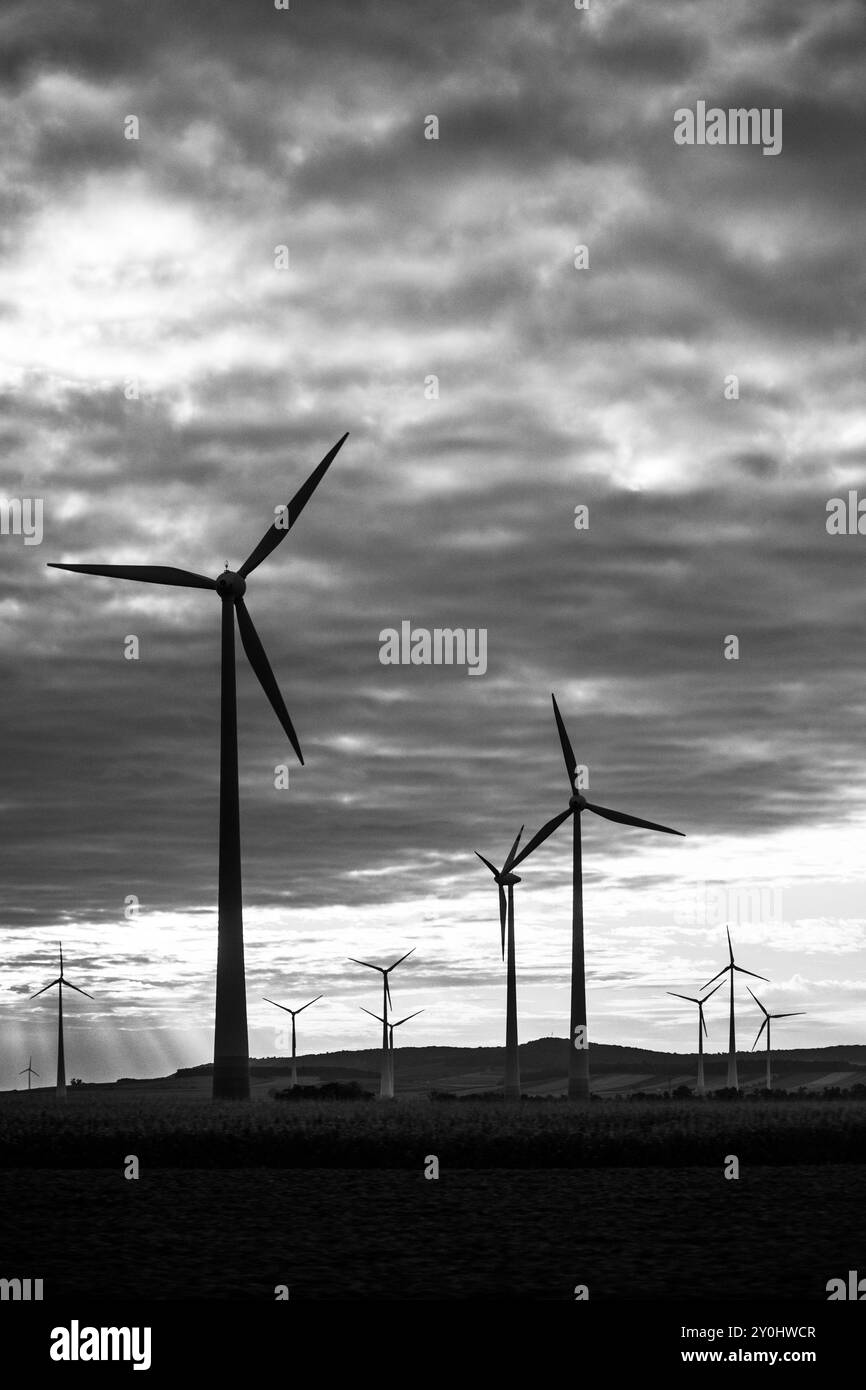 Turbine eoliche nei campi in Austria in una serata nuvolosa Foto Stock
