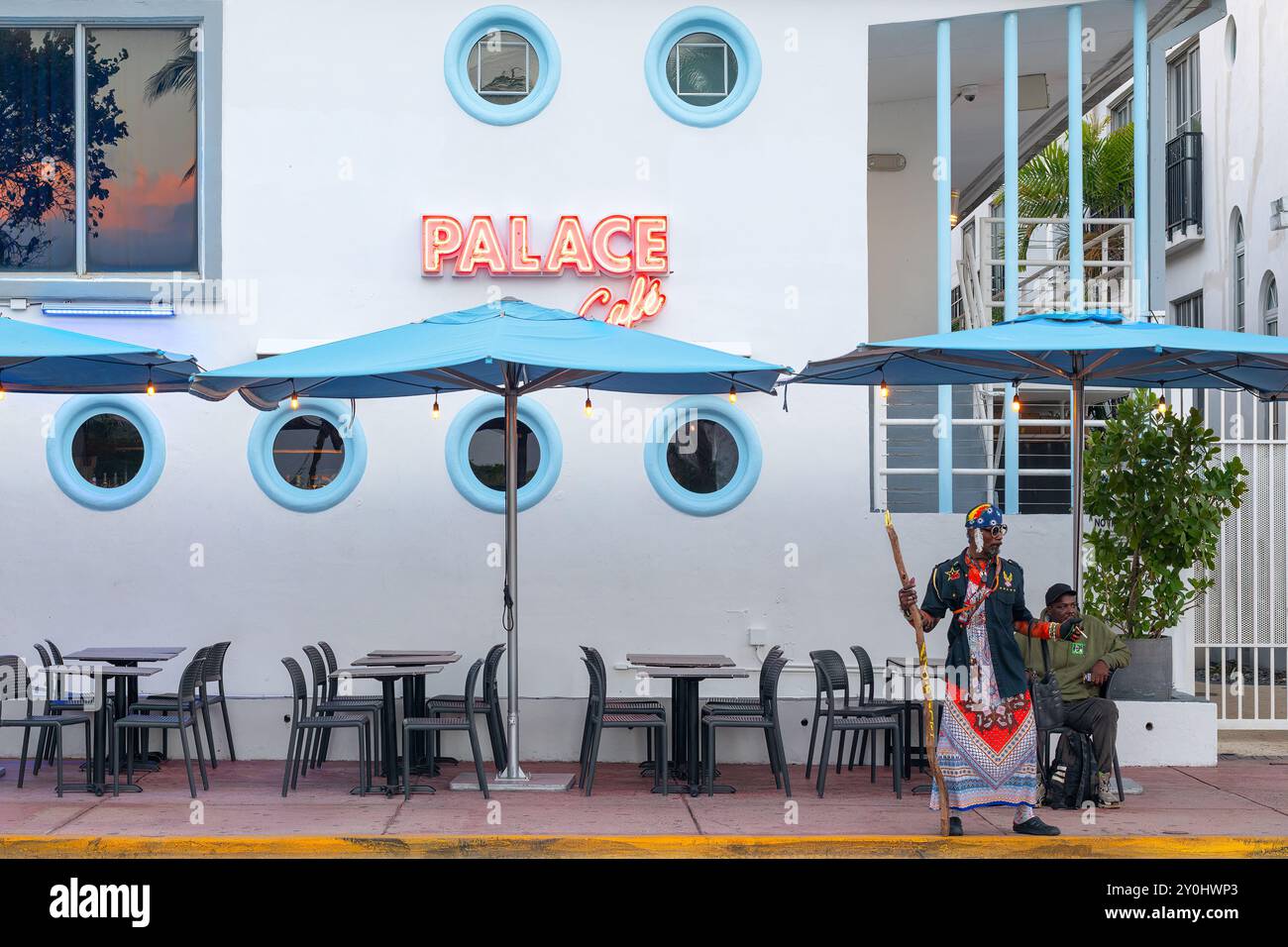 Miami, Florida, Stati Uniti: Vivace attività di strada lungo Ocean Drive nel quartiere Art Deco di South Beach. Foto Stock
