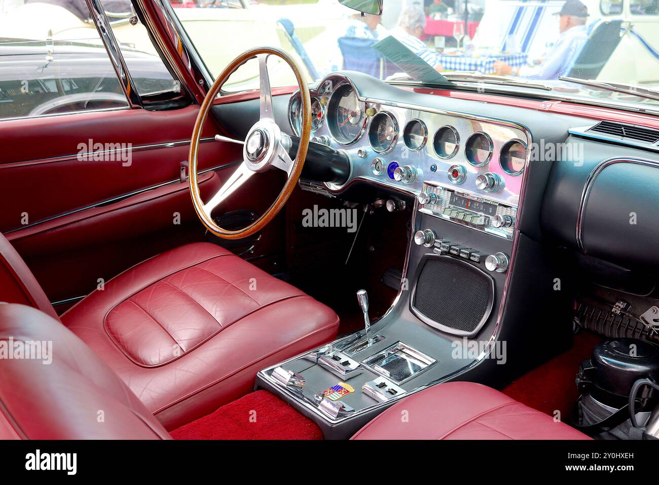Interno di un raro Ghia L.6,4, uno dei soli 26 realizzati nel 1960-1962. Tra i famosi proprietari di questo modello c'erano Dean Martin, Frank Sinatra e Gary Morton. Foto Stock Interno di un raro Ghia L.6,4, uno dei soli 26 realizzati nel 1960-1962. Tra i famosi proprietari di questo modello c'erano Dean Martin, Frank Sinatra e Gary Morton. Foto Stock