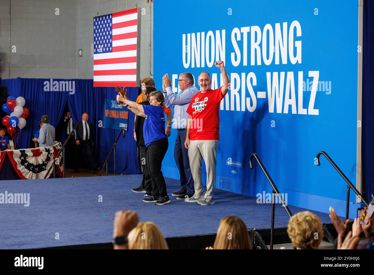 Detroit, Stati Uniti. 2 settembre 2024. I leader sindacali, tra cui il presidente della National Education Association Becky Pringle, il presidente della American Federation of Teachers Randi Weingarten, il presidente Brent Booker, il presidente dell'Utility Workers Union of America James Slevin e il presidente della United Auto Workers Shawn Fain, ad un evento del Labor Day con il vicepresidente Kamala Harris a Detroit, Michigan, il 2 settembre 2024. (Foto di Andrew Roth/Sipa USA) credito: SIPA USA/Alamy Live News Foto Stock