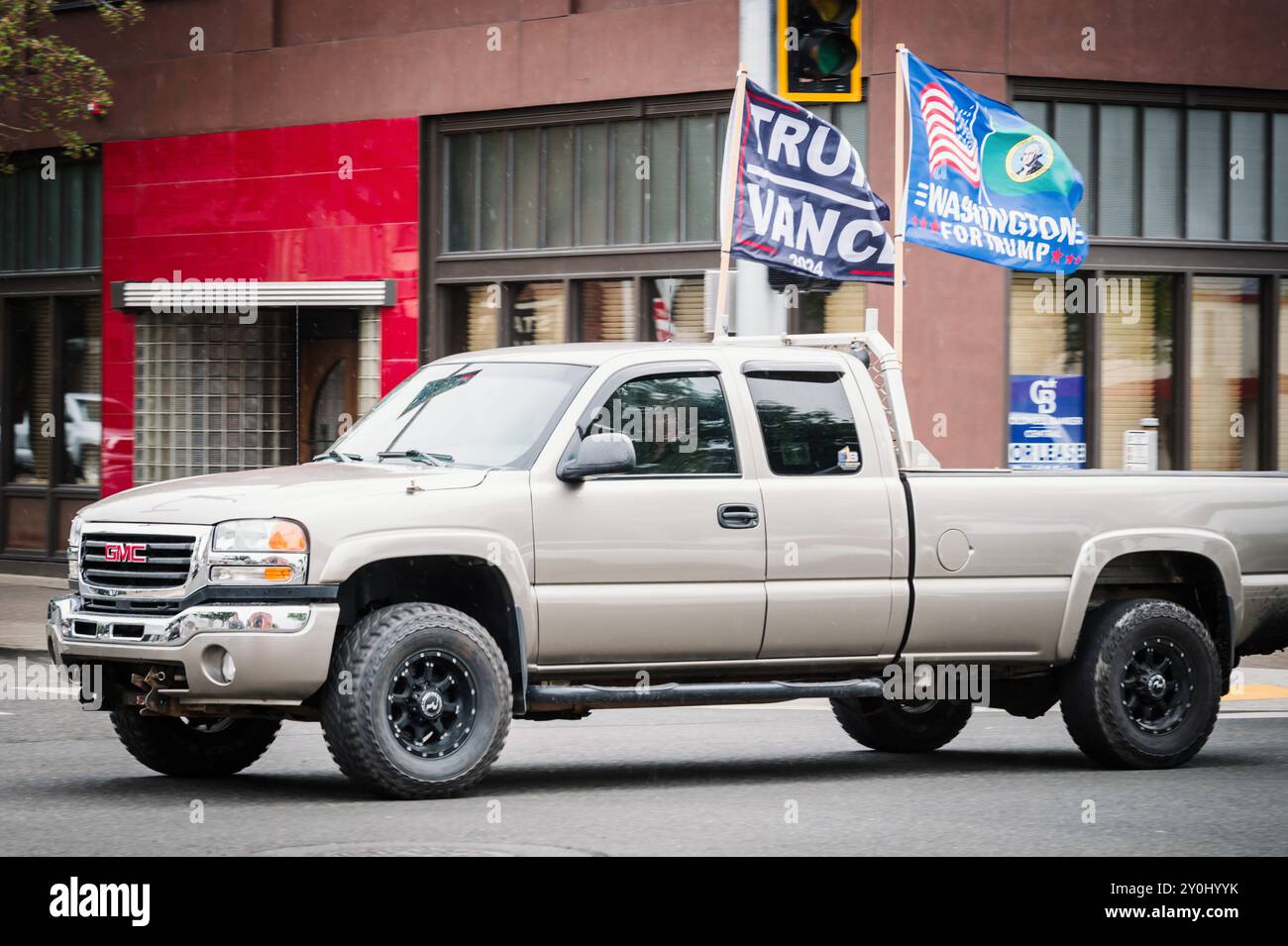 Un pick-up GMC di dimensioni standard che vola con le bandiere di Donald Trump e MAGA. Ellensburg, Washington, Stati Uniti. Foto Stock