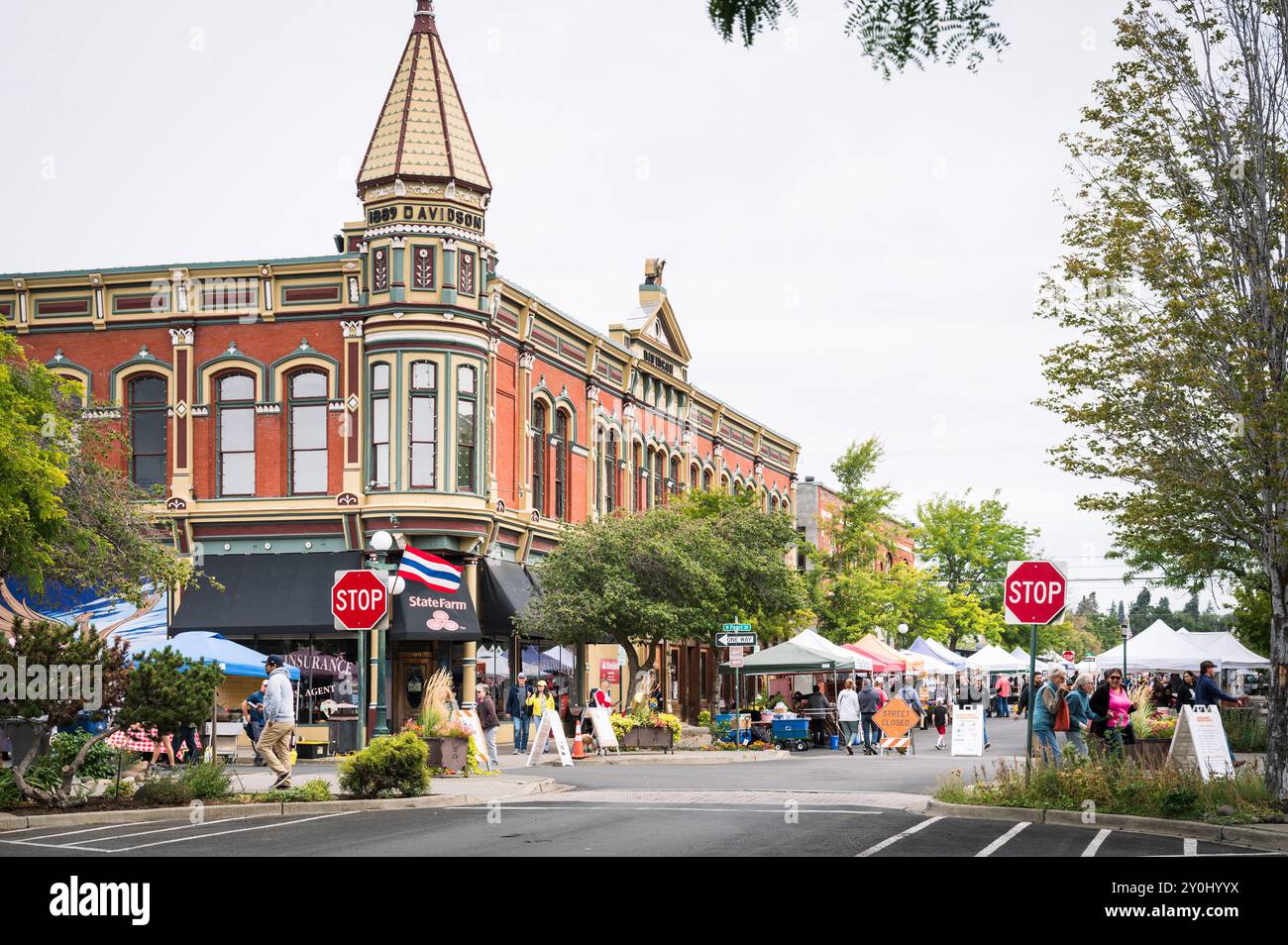 Un mercato agricolo del sabato mattina sulla strada principale di Ellensburg, Washington, USA. Foto Stock