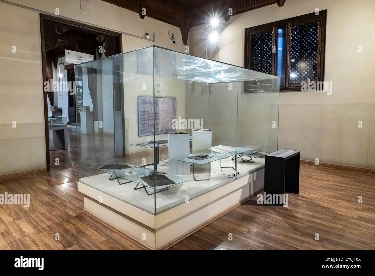 Museo copto, vetrina del codice Nag Hammadi, antico Vangelo egizio, area copta, il Cairo vecchio, il Cairo, Egitto, Nord Africa, Africa Foto Stock
