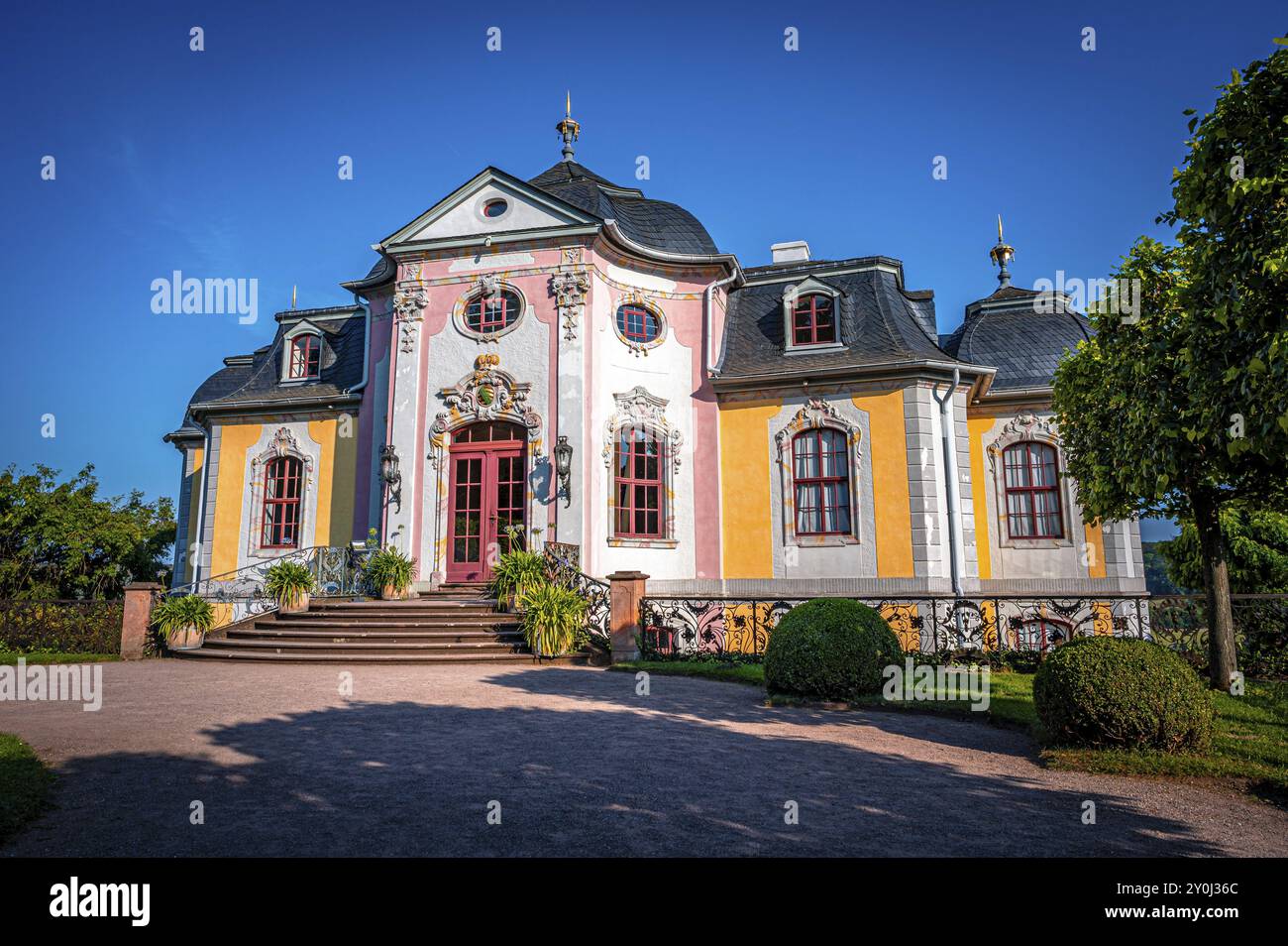 Vista frontale dell'imponente castello rococò dei Castelli di Dornburg con ampi scalini e giardino panoramico in una giornata di sole, Dornburg-Camburg, Thuri Foto Stock