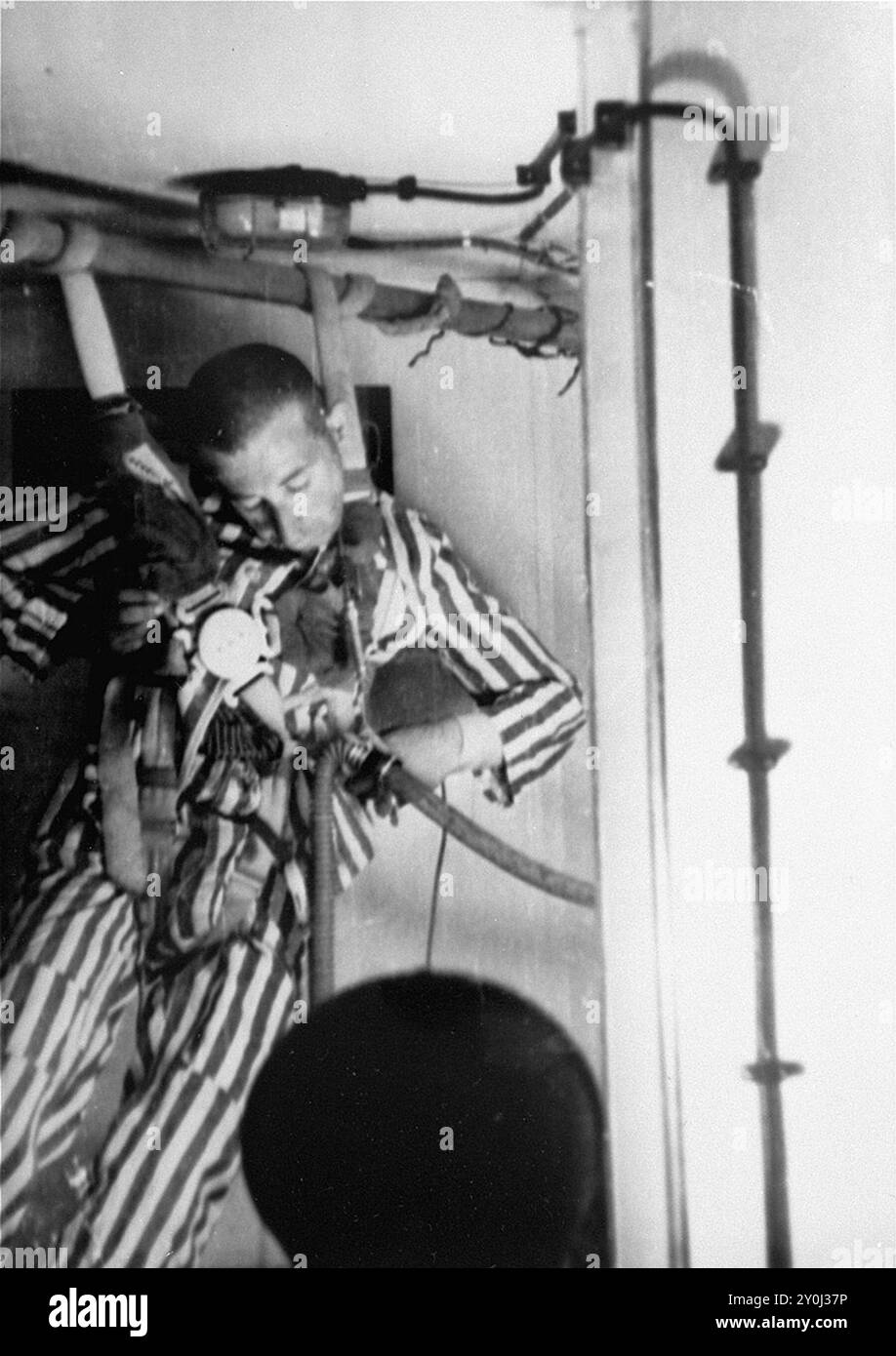 Un prigioniero che e' stato sottoposto a esperimenti a bassa pressione. A beneficio della Luftwaffe, furono create pressioni d'aria paragonabili a quelle riscontrate a 15.000 metri di altitudine, nel tentativo di determinare quanto alti piloti tedeschi potessero volare e sopravvivere. Foto Stock