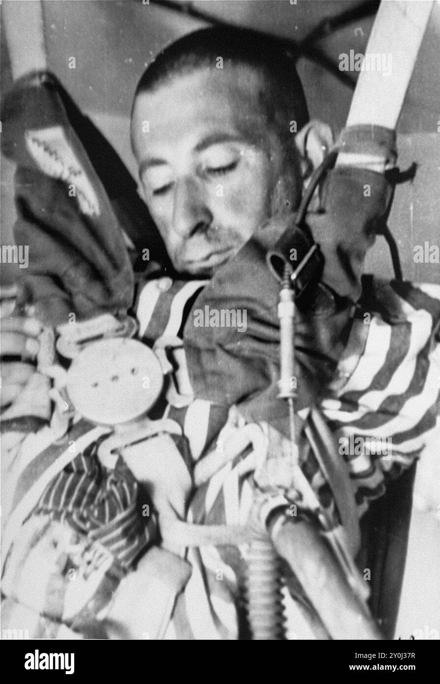 Un prigioniero che e' stato sottoposto a esperimenti a bassa pressione. A beneficio della Luftwaffe, furono create pressioni d'aria paragonabili a quelle riscontrate a 15.000 metri di altitudine, nel tentativo di determinare quanto alti piloti tedeschi potessero volare e sopravvivere. Foto Stock