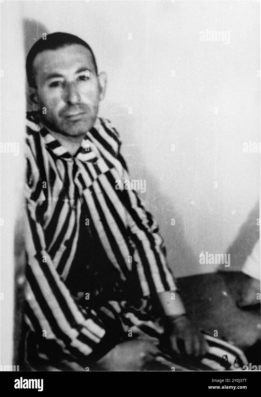 Un prigioniero che e' stato sottoposto a esperimenti a bassa pressione. A beneficio della Luftwaffe, furono create pressioni d'aria paragonabili a quelle riscontrate a 15.000 metri di altitudine, nel tentativo di determinare quanto alti piloti tedeschi potessero volare e sopravvivere. Foto Stock