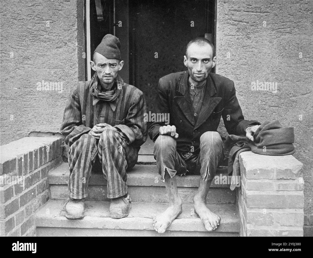 Due sopravvissuti emaciati a "Boelke Kaserne". A Nordhausen. Questo campo faceva parte del complesso di lavoro forzato Dora-Mittelbau. A Nordhausen i prigionieri furono lasciati a morire in squallore quando erano troppo deboli per lavorare. Nei suoi tre mesi di funzionamento, 3000 dei 6000 che erano lì morirono. Foto Stock