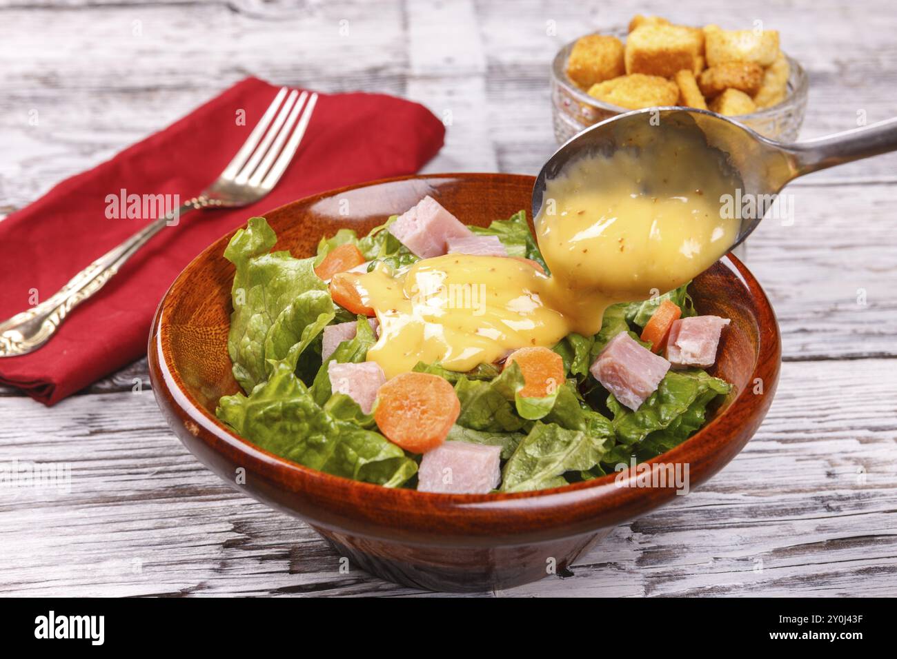 Primo piano di una deliziosa insalata con salsa di senape al miele Foto Stock