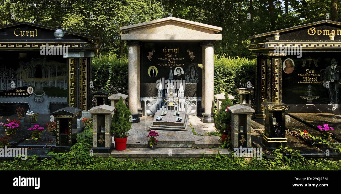 Tombe opulente delle famiglie Sinti e rom, le cosiddette Koenigs-Graeber, il cimitero di Beuel, Bonn, Renania settentrionale-Vestfalia, Germania, Europa Foto Stock