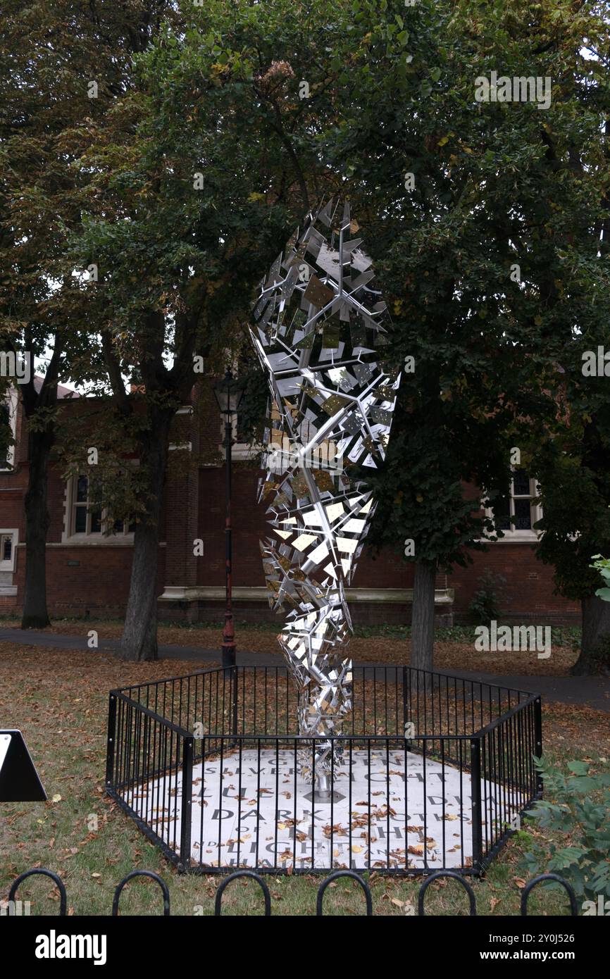 Enwrought Light una scultura di Conrad Shawcross che commemora il poeta W. B. Yeats fuori St Michael and All Angels Church a Bedford Park, Londra Foto Stock