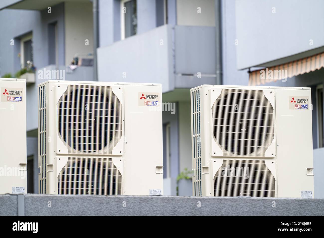 Le pompe di calore in un'area residenziale, le case multifamiliari sono dotate di riscaldamento, raffreddamento e acqua calda domestica tramite questi dispositivi, installati in garage Foto Stock