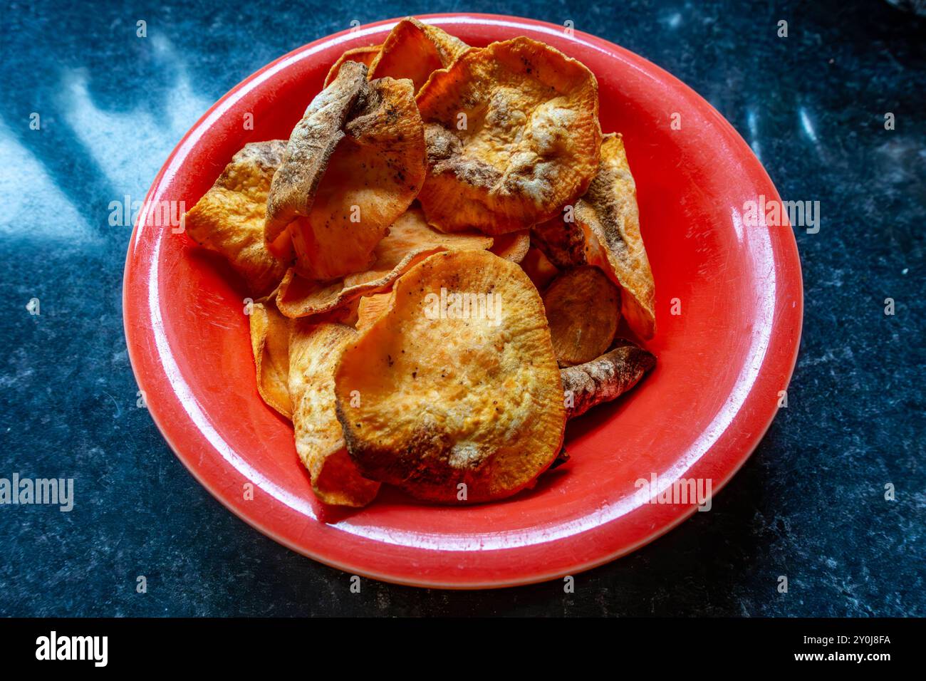Un recipiente di patatine fritte fatte in casa cucinate in una friggitrice ad aria Foto Stock