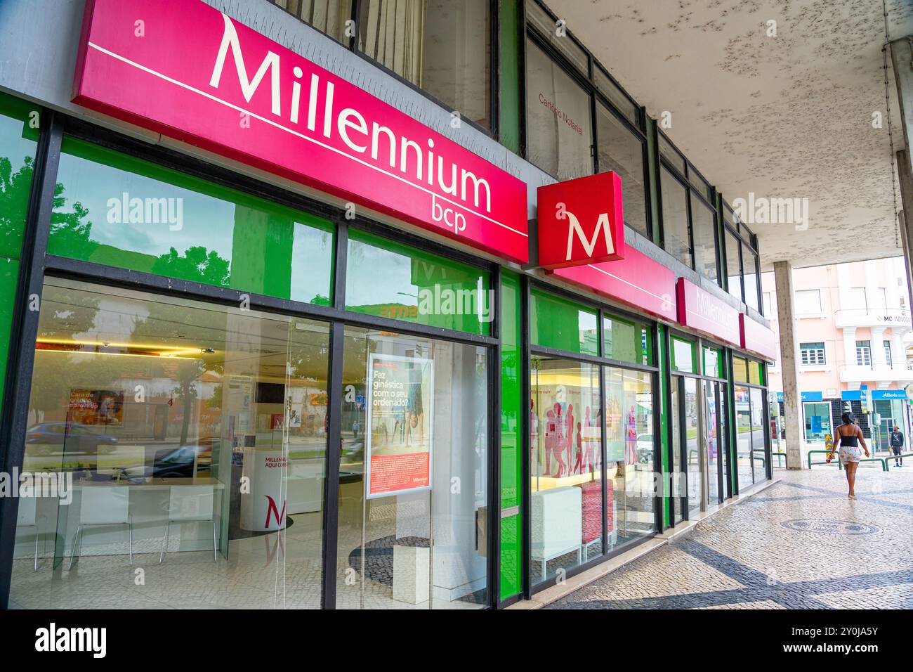 Facciata della banca BCP del millennio situata nel centro della città di Coimbra-Portogallo. Foto Stock