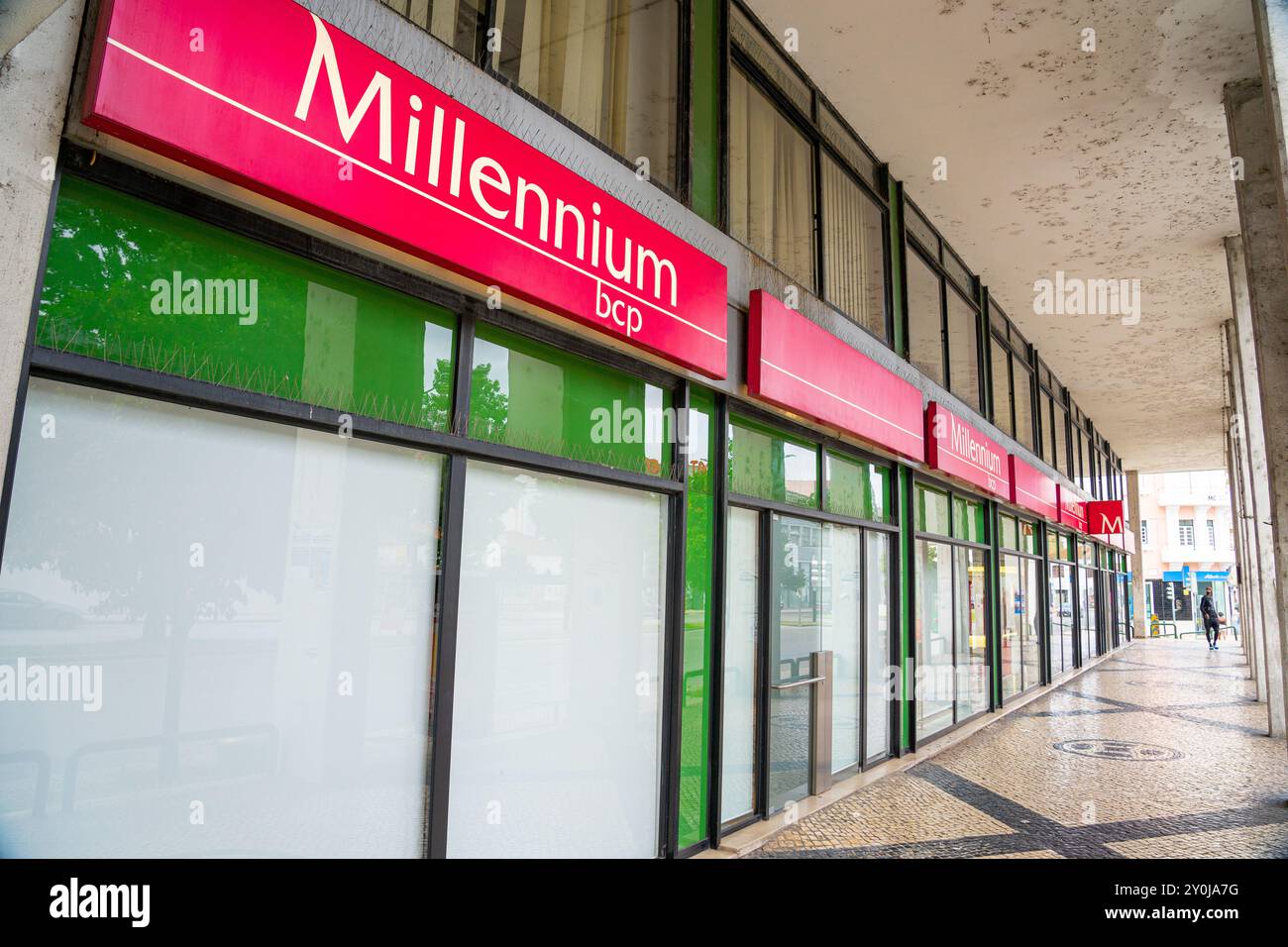 Facciata della banca BCP del millennio situata nel centro della città di Coimbra-Portogallo. Foto Stock