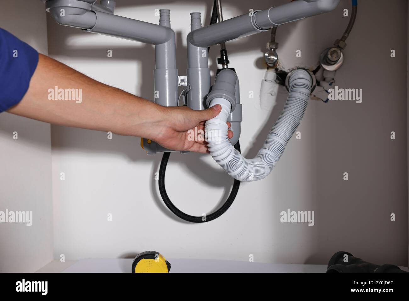 Sistema professionale di tubazioni per idraulici a casa, primo piano Foto Stock