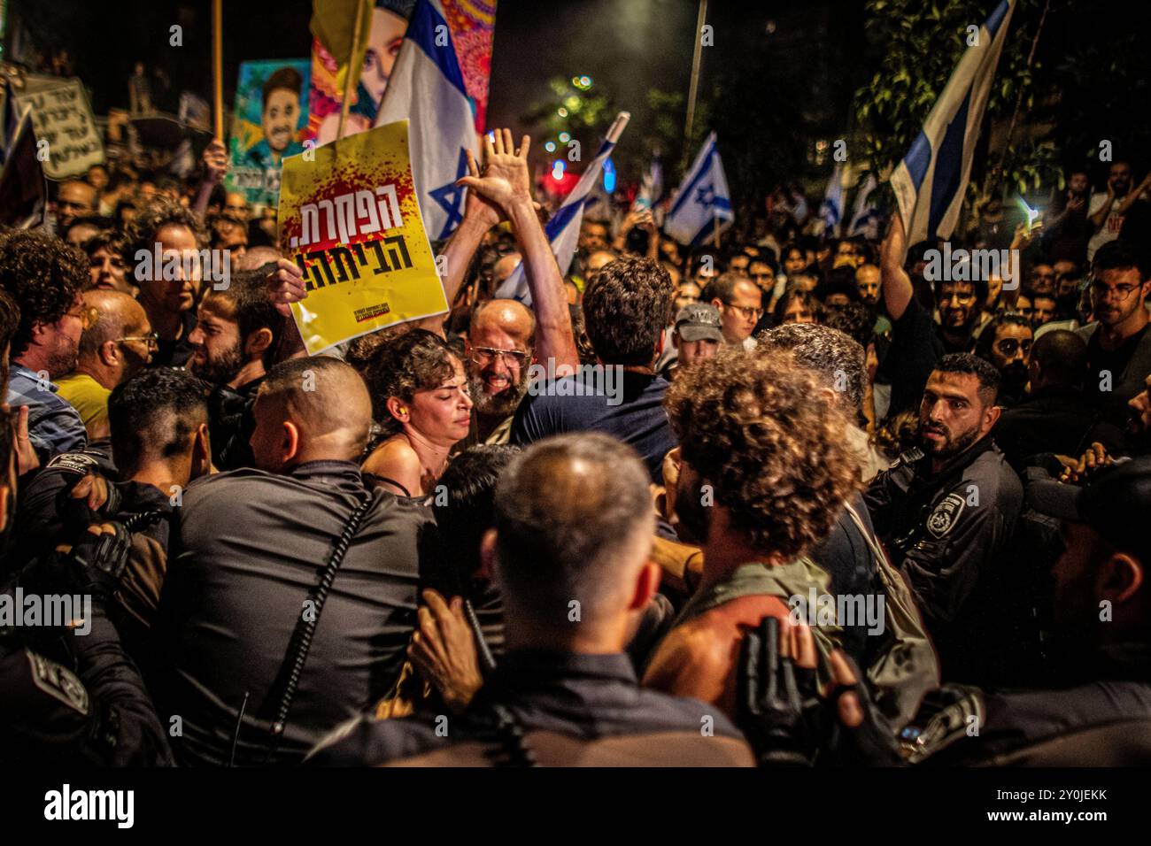 I manifestanti sono respinti dagli agenti di polizia israeliani durante una manifestazione a Gerusalemme dopo il funerale di Hersh Goldberg Polin lunedì 2 settembre 2024. Decine di migliaia di persone si sono riunite in Israele per un secondo giorno dopo che i corpi di Carmel Gat, Eden Yerushalmi, Hersh Goldberg-Polin, Alexander Lobanov, Almog Sarusi e il Maestro Ori Danino sono stati salvati da Gaza. I manifestanti stanno chiedendo al primo ministro Benjamin Netanyahu e al suo governo di raggiungere un accordo per garantire il rilascio dei restanti ostaggi presi da Hamas durante gli attacchi del 7 ottobre. Foto di Eyal Warshavsky. Foto Stock