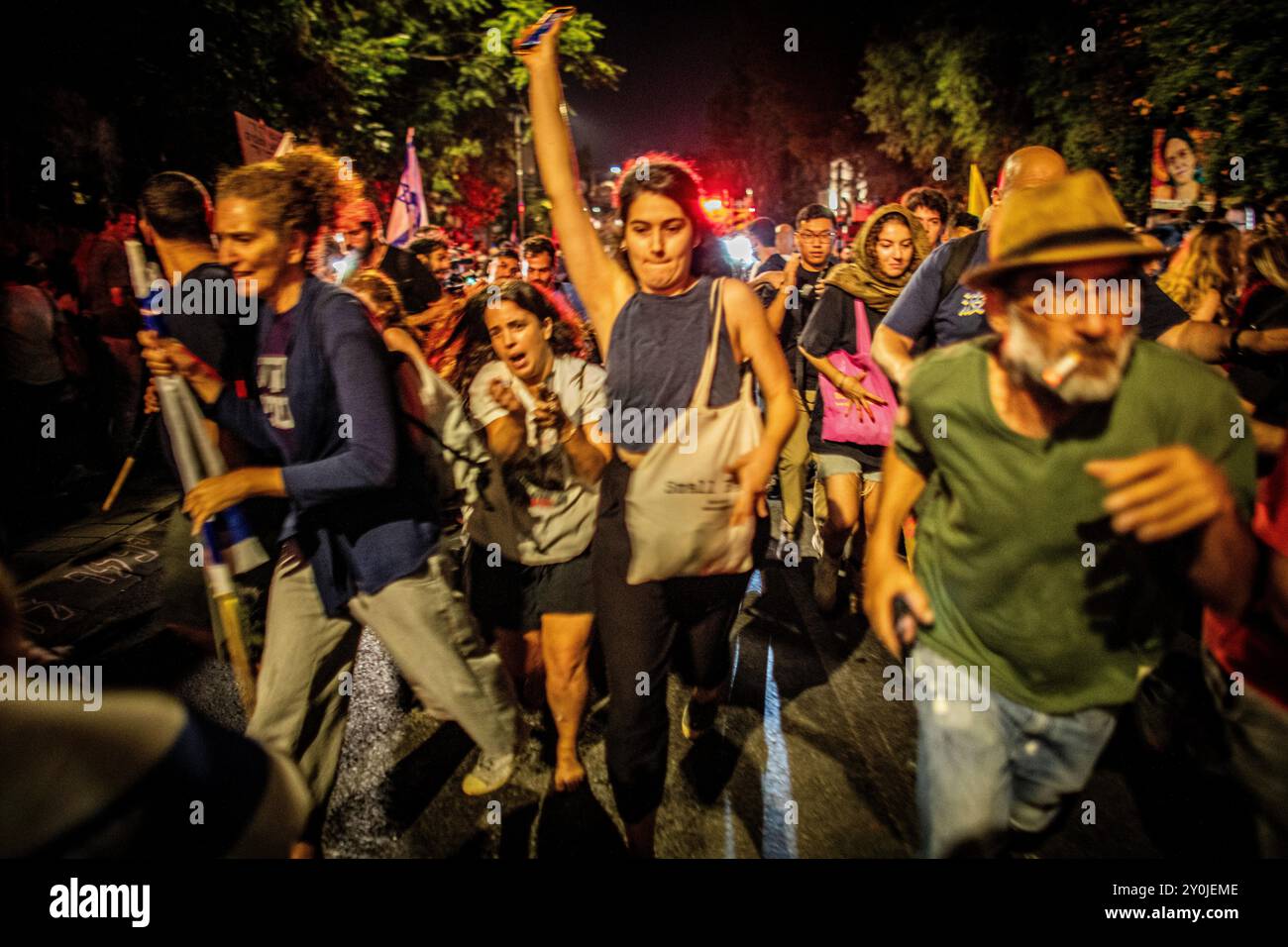 I manifestanti fuggono dagli agenti di polizia israeliani durante una protesta a Gerusalemme dopo il funerale di Hersh Goldberg Polin lunedì 2 settembre 2024. Decine di migliaia di persone si sono riunite in Israele per un secondo giorno dopo che i corpi di Carmel Gat, Eden Yerushalmi, Hersh Goldberg-Polin, Alexander Lobanov, Almog Sarusi e il Maestro Ori Danino sono stati salvati da Gaza. I manifestanti chiedono al primo ministro Benjamin Netanyahu e al suo governo di raggiungere un accordo per garantire il rilascio dei restanti ostaggi presi da Hamas durante gli attacchi del 7 ottobre. Foto di Eyal Warshavsky. Foto Stock