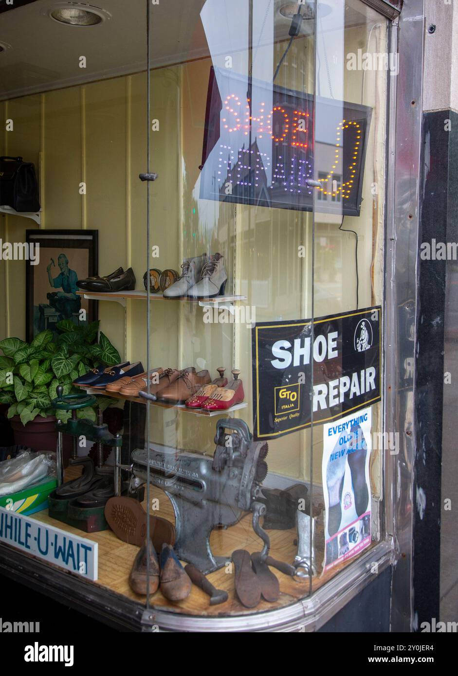 Un negozio di riparazione scarpe a Torrington, Connecticut Foto Stock